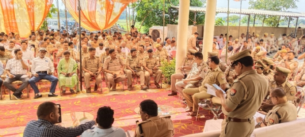 गुरू पूर्णिमा के दृष्टिगत सक्तेशगढ़ पुलिस चौकी पर बैठक करते पुलिस और प्रशासनिक अधिकारी।