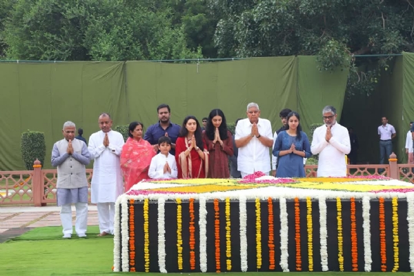 श्रद्धांजलि देते उपराष्ट्रपति