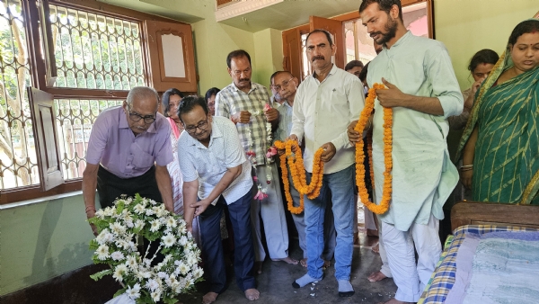 अररिया फोटो:श्रद्धांजलि देते दधीचि देहदान समिति के सदस्य