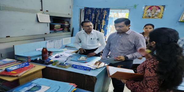 लॉगबुक अद्यतन नहीं मिलने पर डीएम ने मांगा स्पष्टीकरण