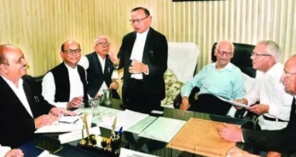 दि बार एसोसिएशन एंड लाइब्रेरी की एल्डर्स कमेटी ने नई चुनाव कमेटी की बैठक को संबोधित करते एल्डर्स कमेटी के सदस्य विजय गुप्ता।