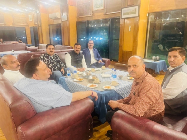 टरसट की बैठक में भाग लेते हुए सदसय ्््