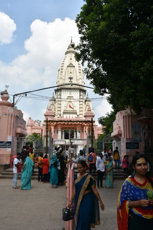 सावन के दूसरे सोमवार पर बीएचयू विश्वनाथ मंदिर में जलाभिषेक के लिए जाते यादव बंधु: फोटो बच्चा गुप्ता