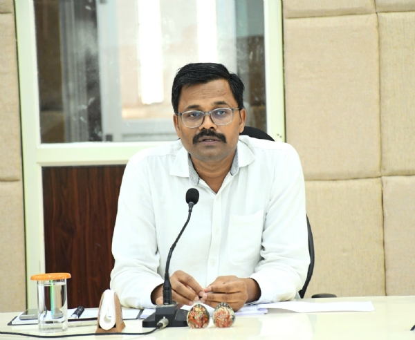 स्वास्थ्य सेवाएं रहें अलर्ट मोड पर : कलेक्टर कटारा