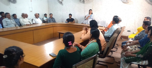 सहकारी बैंक मुख्यालय झज्जर में योग के टिप्स देती प्रशिक्षिका चांदनी अरोड़ा।