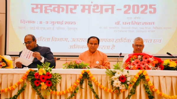 सहकारिता मंथन-2025 कार्यक्रम में विभागीय मंत्री डॉ. धन सिंह रावत।