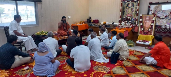 गुरु पूर्णिमा महोत्सव में उपस्थित स्वामी नारायणाचार्य जी महाराज व श्रद्धालुगण।