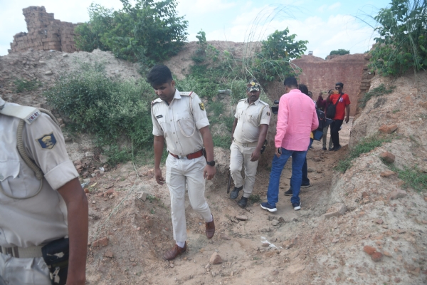 व्यवसाय गोपाल खेमका हत्याकांड का शूटर मालसलामी थाना एरिया में  एनकाउंटर के बाद घटनास्थल पर पुलिस प्रशासन
