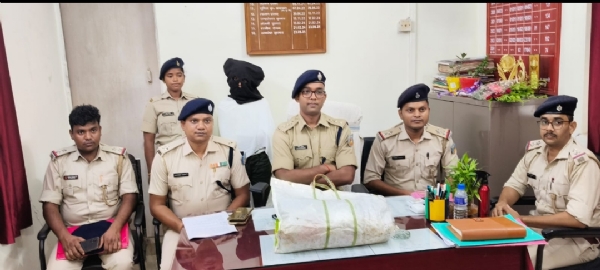 आभूषण दुकान में चोरी की जानकारी देते पुलिस पदाधिकारी