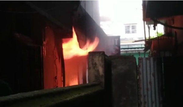 मोबाइल दुकान में लगी भीषण आग