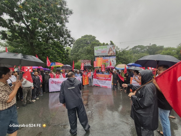 हडताल के दौरान प्रदर्शन करते मजदूर
