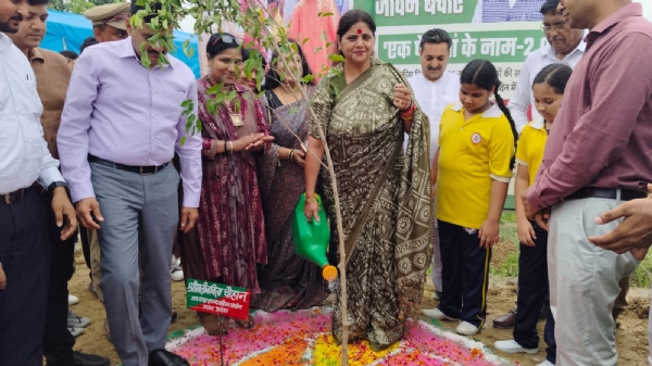 पौधारोपण करती महिला आयोग की अध्यक्षा बबीता चौहान