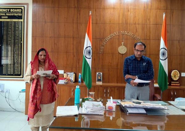 नवनिर्वाचित पंचायत समिति सदस्य सिकंदा बाई को पद एवं गोपनीयता की शपथ दिलवाते एसडीएम राजेश खोथ।