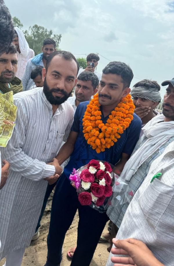 नवीन गोयत का स्वागत करते हुए नपा प्रधान विकास काला।