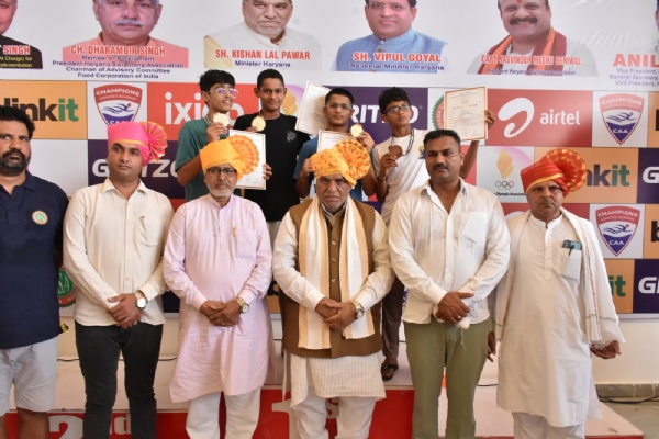 राज्य तैराकी प्रतियोगिता के अवसर पर खिलाड़ियों और अन्य लोगों को संबोधित करते मंत्री कृष्ण लाल पंवार।
