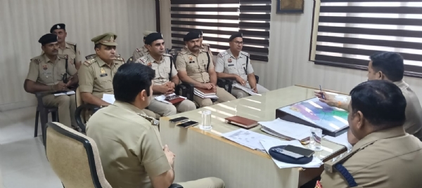 पानीपत में कांवड़ियों की सुरक्षा को लेकर यूपी पुलिस के साथ बैठक करते यूपी पुलिस के अधिकारी