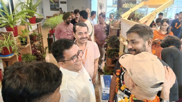 यात्रियों का स्वागत करते जिलाधिकारी पिथौरागढ़।