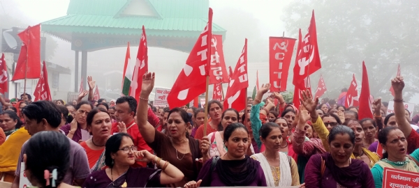 सीटू   के बैनर तले किसान सभा सहित अनेक श्रमिक मंडलों ने हल्ला बोल करके किया नाहन  में धरना प्रदर्शन।