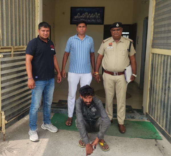 पुलिस हिरासत में हथियार बेचने वाला आरोपी