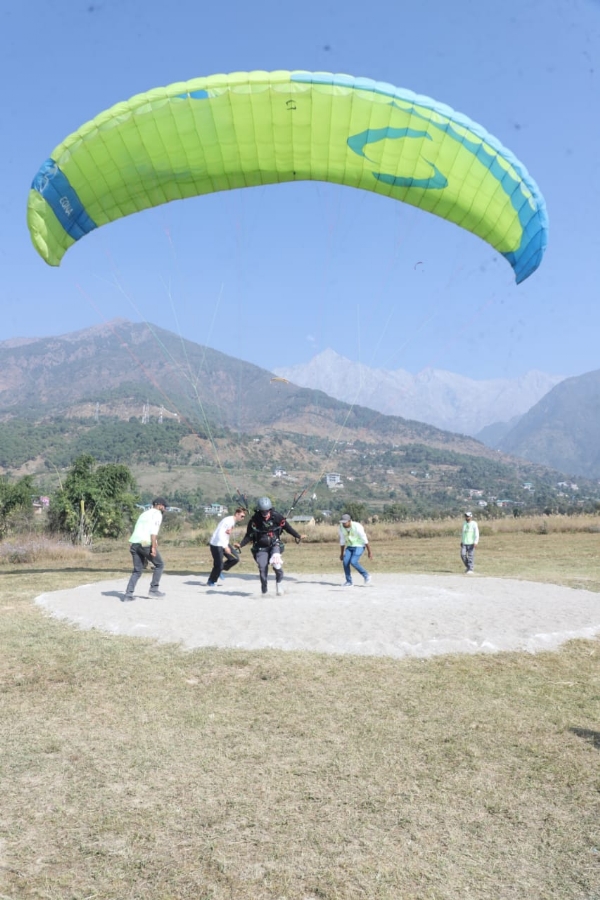 एक्यूरेसी पैराग्लाइडिंग कप के दौरान लैंडिंग पॉइंट पर उतरता पायलट।