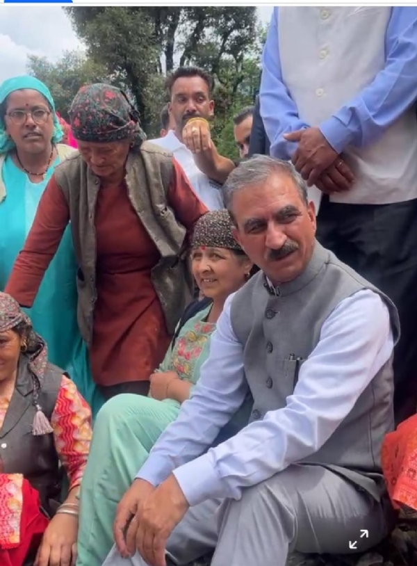 सराज में आपदा ग्रस्त लोगों के बीच मुख्यमंत्री सुखविंद्र सिंह सुक्खू।