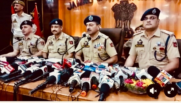 नए आपराधिक कानूनों के तहत जम्मू पुलिस द्वारा पहली बार संपत्ति कुर्क, 75 लाख की वसूली, 2.39 करोड़ के नौकरी घोटाले में 17 पीड़ितों में बाँटी-एसएसपी