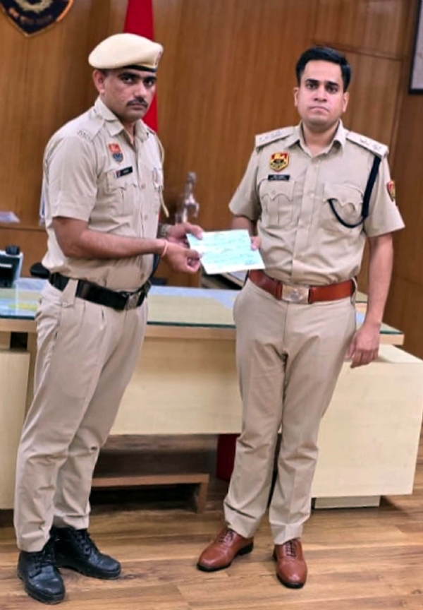 सिपाही राजेश को 24.7 लाख रुपए का चेक सौंपते एसपी अमित यशवर्धन।