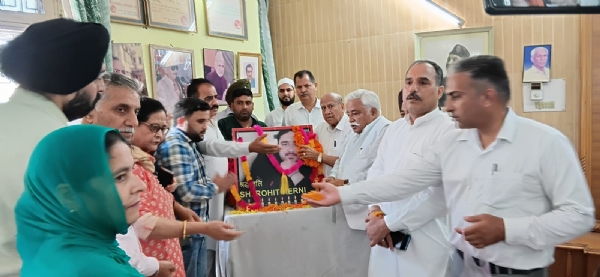नेकां नेता राेहित केरनी काे श्रदाजलि देते नेकां नेता