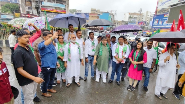 प्रदर्शन करते झामुमो के सुप्रियो भट्टाचार्य समेत अन्य