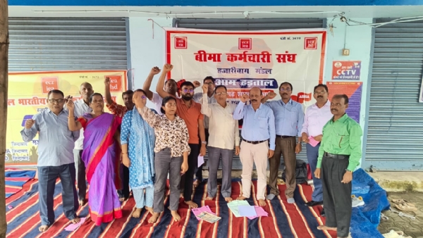धरना में शामिल मजदूर नेता