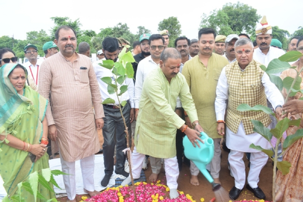 पौधरोपण करते मंत्री