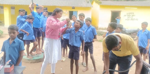 दंतेवाड़ा जिले में घर-घर जाकर मलेरिया की जांच