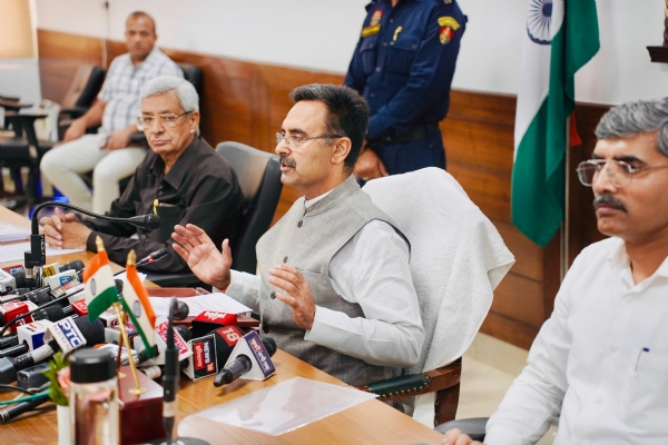 हरियाणा विधानसभा स्पीकर हरविंद्र कल्याण पत्रकारों से बातचीत करते हुए