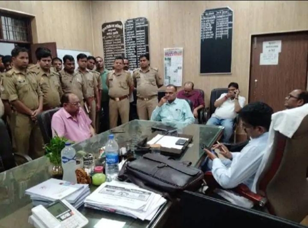 मौके पर मौजूद निलंबित और वर्तमान सीएमओ व भारी पुलिस बल