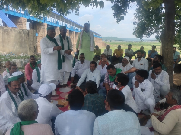 भारतीय किसान यूनियन की बैठक को सम्बोधित करते हुए प्रदेश उपाध्यक्ष सिद्ध नाथ सिंह