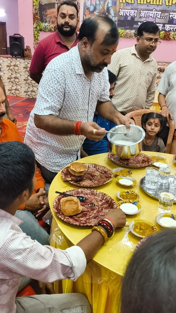 कांवरियों को भोजन कराते रमन अग्रवाल।