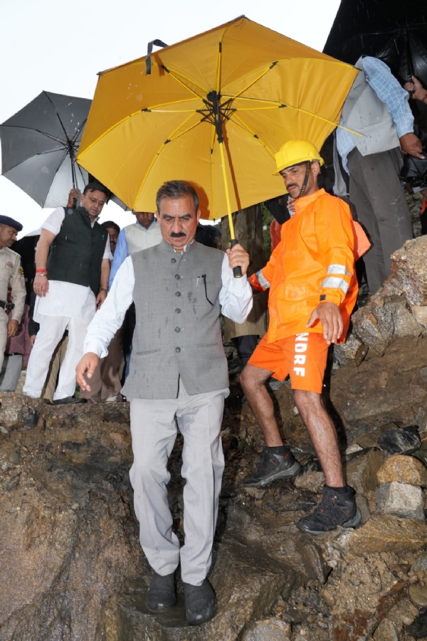 मुख्यमंत्री आपदा प्रभावित इलाके में