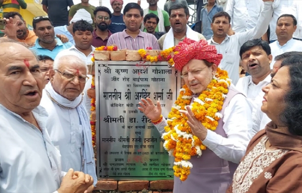 सोनीपत: मंत्री डॉ. अरविंद शर्मा श्री कृष्ण आदर्श गौशाला का शिलान्यास करते  हुए