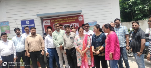 प्रदर्शन करते ग्रामीण बैंककर्मी