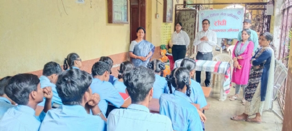 संत मिखाई स्‍कूल में डालसा के कार्यक्रम की तस्‍वीर