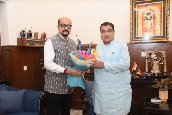 छ.ग. के राज्यपाल रमेन डेका केन्द्रीय मंत्री नितिन गड़करी से सौजन्य भेंट करते हुए
