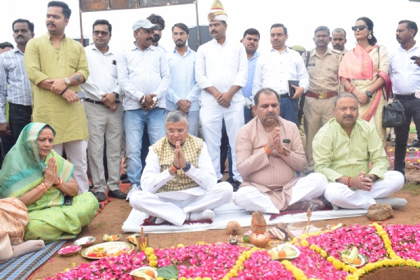 पौधरोपण से पहले भूमि पूजन करते प्रभारी मंत्री