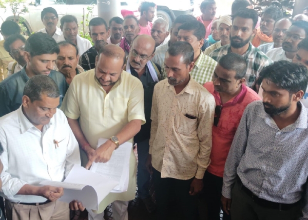 कलेक्ट्रेट कार्यालय में जिला पंचायत सदस्य नीलम चंद्राकर ग्रामीणों के साथ अपर कलेक्टर रामकुमार कृपाल को ज्ञापन सौंपकर कार्रवाई की मांग करते हुए।