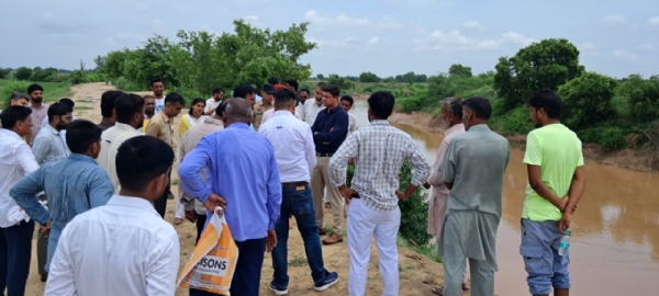 घग्घर नदी के तटबंधों का निरीक्षण करते एसडीएम।