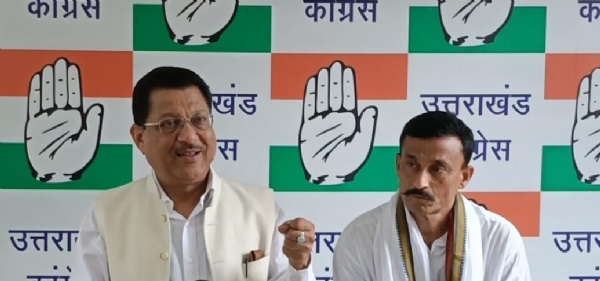 प्रदेश कांग्रेस मुख्यालय में आयोजित पत्रकार वार्ता को संबोधित करते हुए प्रदेश कांग्रेस के वरिष्ठ उपाध्यक्ष सूर्यकांत धस्माना  साथ में  दिनेश कौशल।