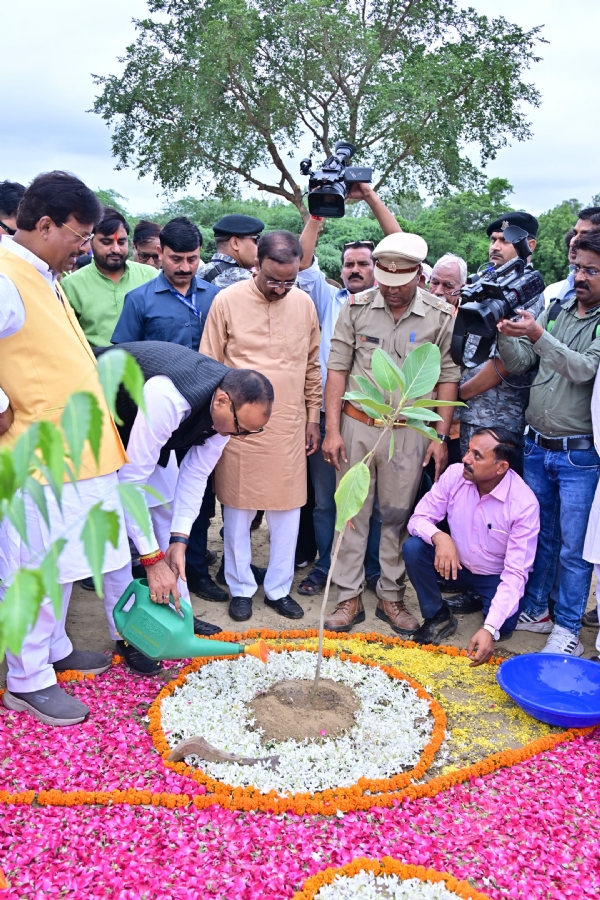 कुकरेल में एक पेड़ मां के नाम वृक्षारोपण महा अभियान की शुरुआत करते उपमुख्यमंत्री बृजेश पाठक