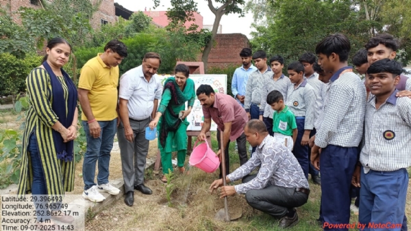 राजकीय मॉडल संस्कृति विद्यालय पानीपत में पौधारोपण करते अधिकारी