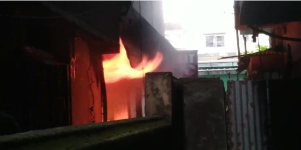 मोबाइल रिपेयरिंग दुकान में आग लगने से लाखों का नुकसान