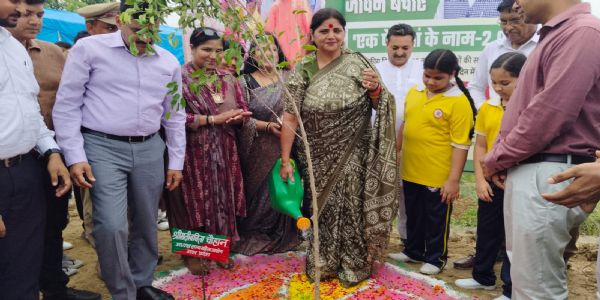 वृक्षारोपण अभियान को हमें जनसमुदाय से जोड़ना है : बबीता चौहान