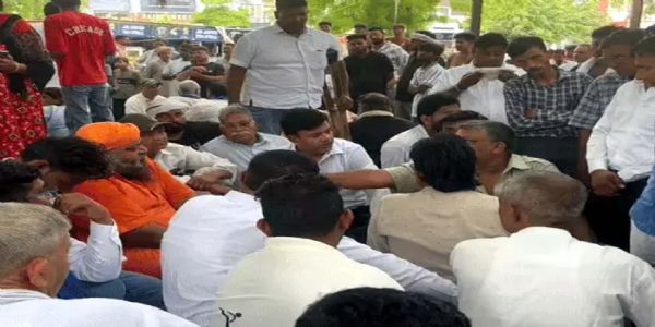 हिसार : नहीं माने परिजन, दूसरे दिन भी नहीं उठाया शव
